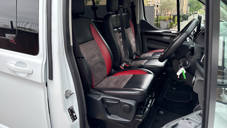 Ford Transit Custom 300 L2 Diesel Fwd 2.0 EcoBlue 170ps Low Roof D/Cab Limited Van Auto